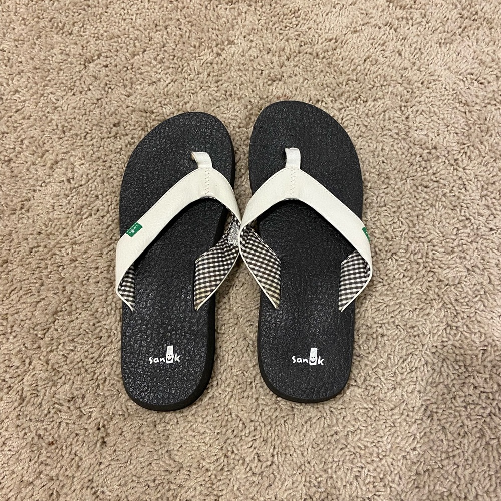 Women’s Sanuk yoga mat flip flops